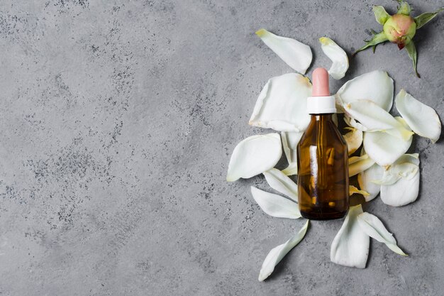 Free photo spa and beauty treatment oil over petals