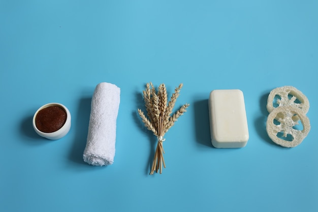 Composizione spa con accessori da bagno su sfondo blu vista dall'alto