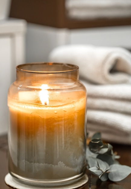 Состав спа с горящей свечой, банные полотенца заделывают. Концепция ароматерапии.