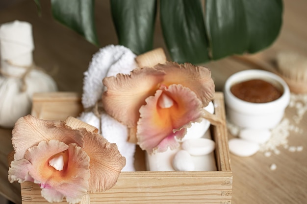 Composizione spa con fiori di orchidea thai e accessori da bagno