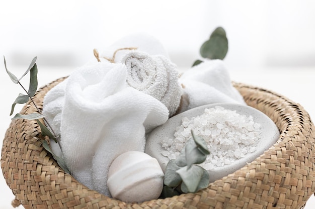 Foto gratuita composizione spa con asciugamani bombe da bagno e sale marino