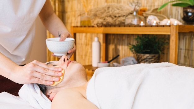 Concetto di Spa con crema per il viso