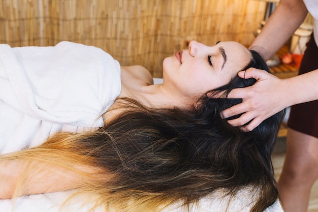 Foto gratuita concetto di spa con donna rilassata con lunghi capelli scuri