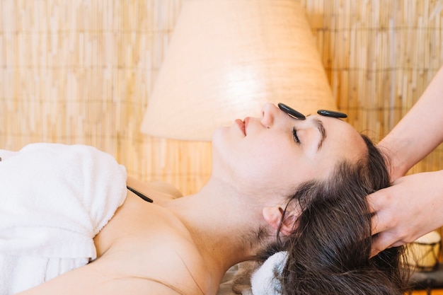 Foto gratuita concetto di spa con sideview di donna con lunghi capelli scuri