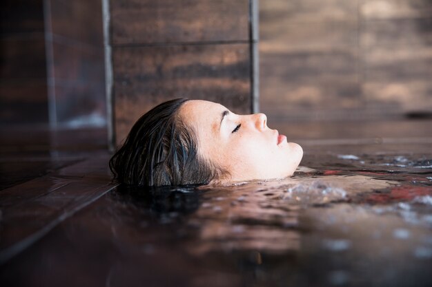 水でリラックスする女性とスパコンセプト