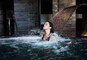 Foto gratuita concetto della stazione termale con la donna che si distende in acqua