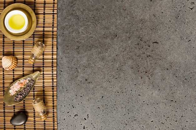 Foto gratuita strumento e ingrediente della stazione termale sulla stuoia di legno