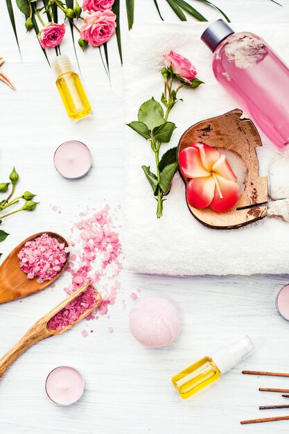 핑크 장미와 아로마 오일, 빈티지 스타일의 스파 설정