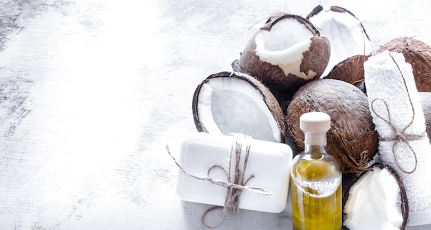 Foto gratuita spa still life di cosmetici biologici con noci di cocco