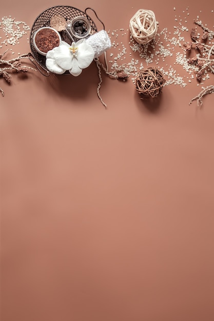 Спа-натюрморт с цветком орхидеи, натуральным скрабом для тела и плоской планировкой декоративных элементов.