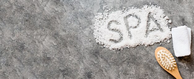 Спа слово написано с солью для ванны копией пространства