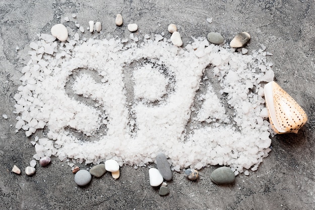 Free photo spa word written with bath salt and seashell