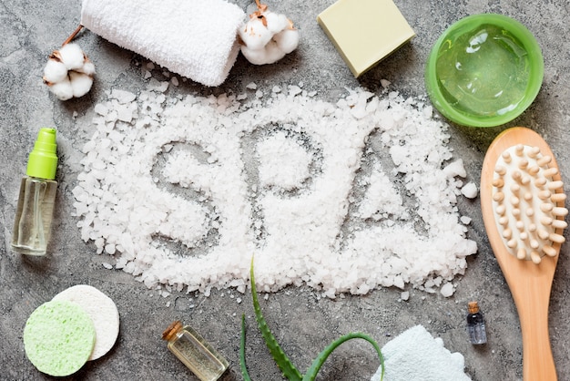 Спа слово написано с солью для ванны и спа-предметов