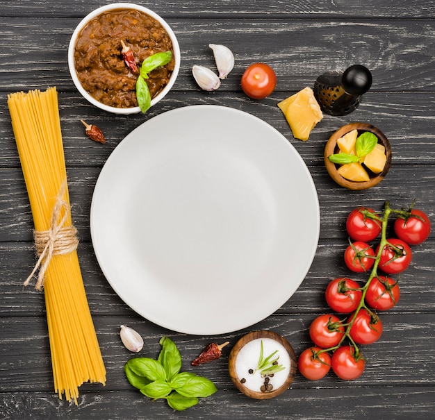 Спагетии болоньезе ингредиенты с тарелкой
