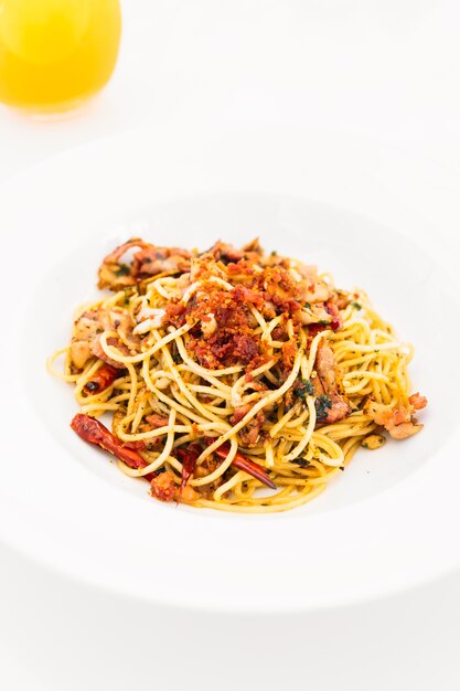 Спагетти-бекон с чесноком