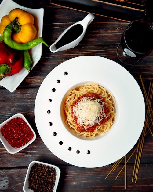 Spaghetti alla bolognese con parmigiano