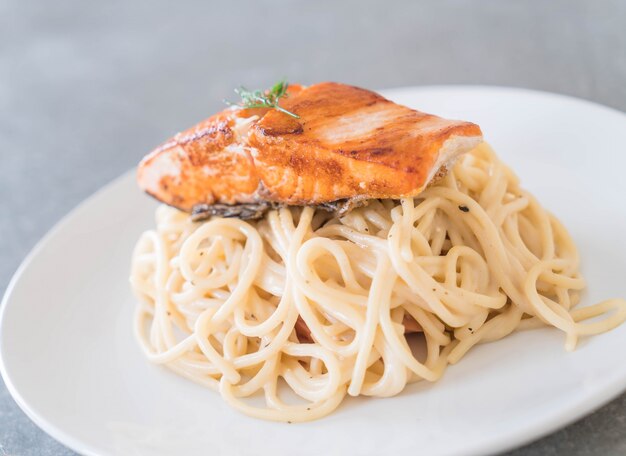 spaghetti cream sauce with salmon