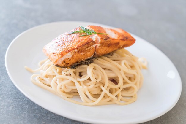 spaghetti cream sauce with salmon