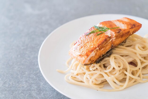 Foto gratuita salsa di crema di spaghetti con salmone