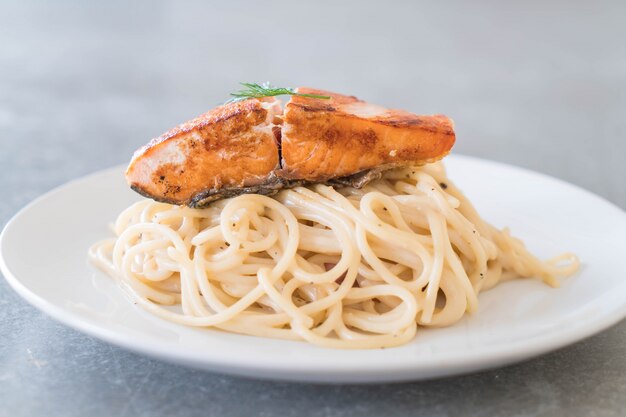 spaghetti cream sauce with salmon