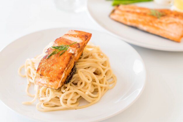 spaghetti cream sauce with salmon