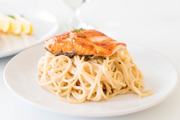 Salsa di crema di spaghetti con salmone