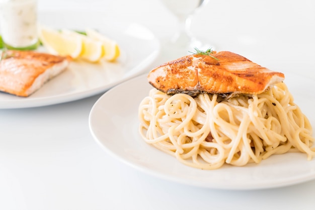 Бесплатное фото Спагетти-сливочный соус с лососем