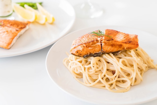 Free Photo | Spaghetti cream sauce with salmon