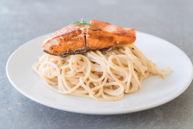 Free Photo | Spaghetti cream sauce with salmon