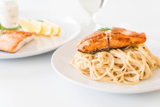 spaghetti cream sauce with salmon