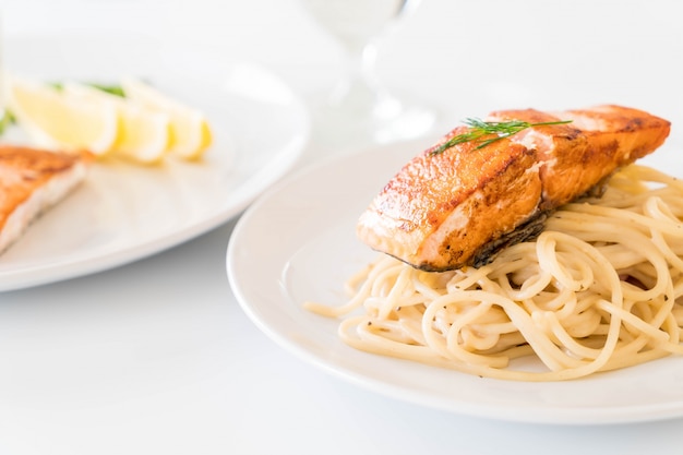 spaghetti cream sauce with salmon