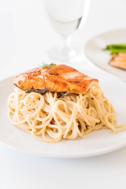 спагетти-сливочный соус с лососем