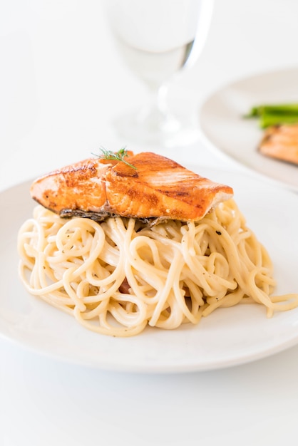 spaghetti cream sauce with salmon