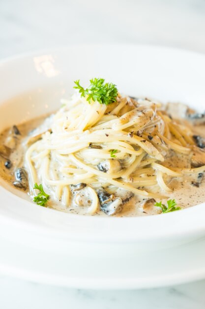 Spaghetti cream sauce with truffle mushroom