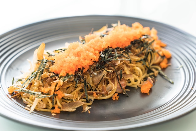 Free photo spaghetti japannese sausage with tobiko