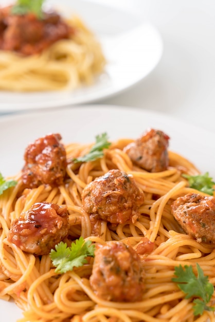 Free photo spaghetti and meatballs