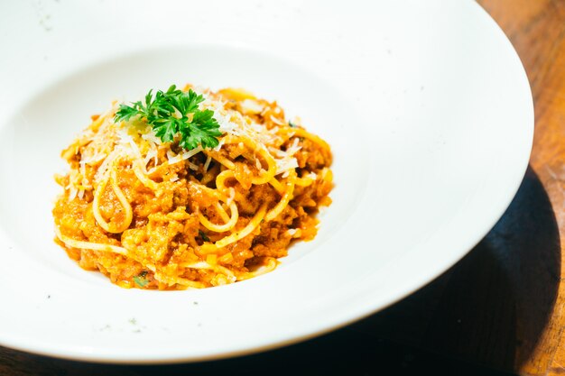 Спагетти или паста болоньезе в белой тарелке