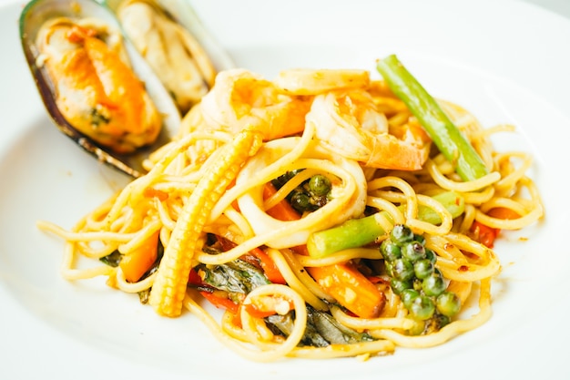 Спагетти и макароны острые морепродукты