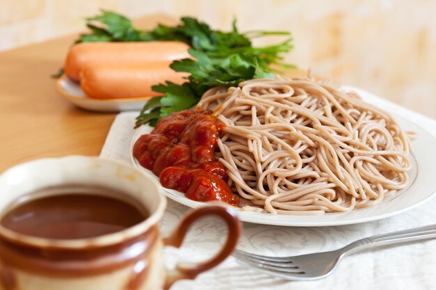 キャッツアップとソーセージのあるスパゲッティパスタ