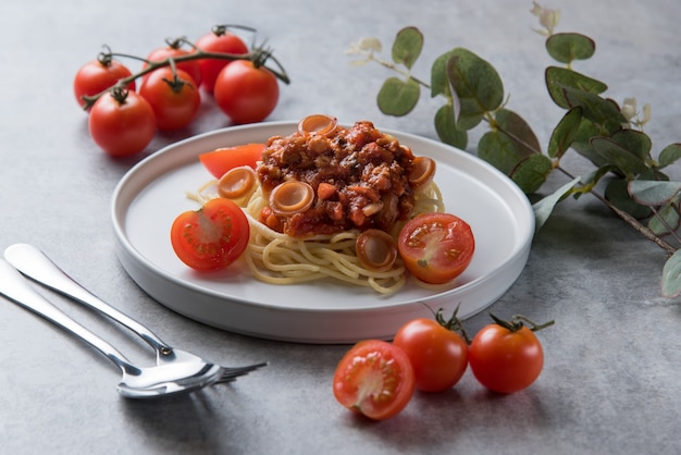 Макароны спагетти с томатным соусом и колбасой