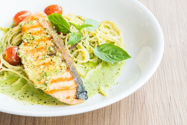 Foto gratuita salmone pesto di spaghetti