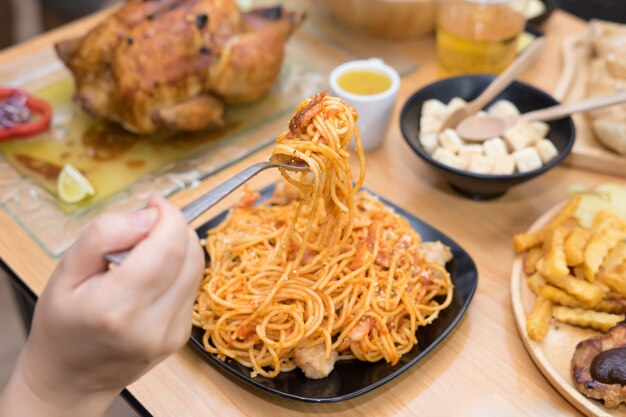 Spaghetti served on a black plate