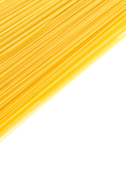 白い背景の上のスパゲティ