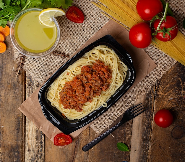 黒鍋に牛肉のミートソースのスパゲッティ