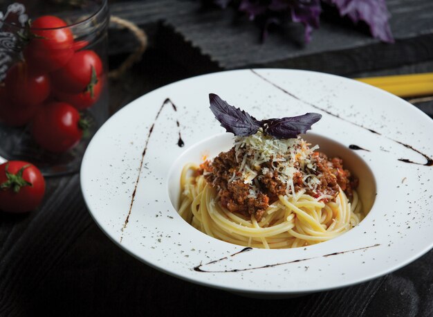 Spaghetti with bolognaise sauce and chopped parmesan