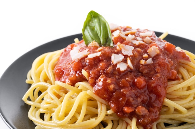 白い背景に分離されたボロネーゼ ソースのスパゲッティ