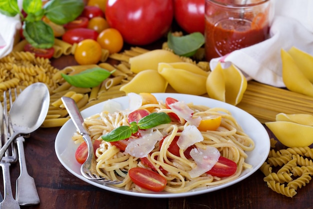 Спагетти с помидорами черри, базиликом и пармезаном