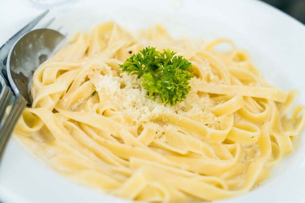 spaghetti with cream sauce