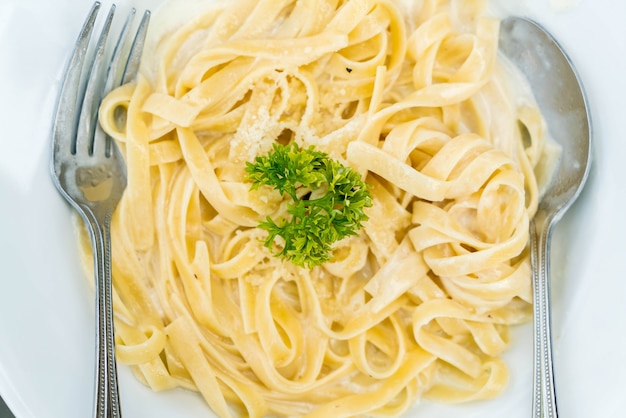 Free photo spaghetti with cream sauce