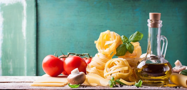 Бесплатное фото Спагетти со свежими ингредиентами
